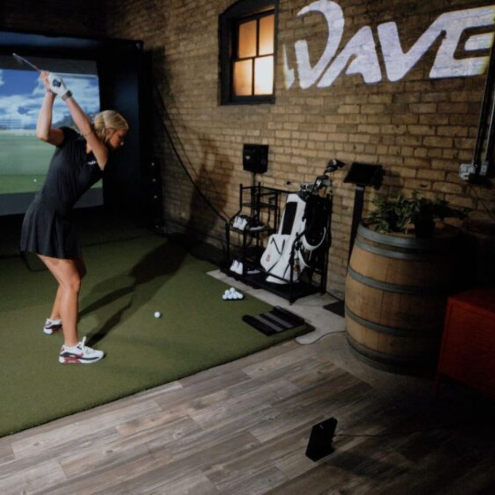 Lady_playing_on_golfzon_golf_simulator